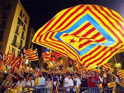 Los aficionados hacen ondear la <i>senyera</i> y vitorean a los ganadores del Mundial B de hockey sobre patines, el pasado lunes en la plaza de Sant Jaume.