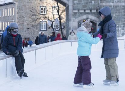 Según los expertos, se trata de una ocasión sin precedentes. “Jamás he visto fríos que se instalen durante tanto tiempo sobre una superficie tan grande”, explicó a AFP un experto de la Agencia Federal Meteorológica de Canadá. En la foto, gente patinando sobre una pista de hielo en Quebec (Canadá).