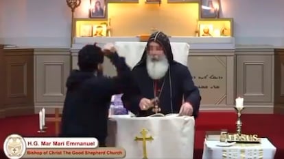 Captura de un vídeo donde se ve a un hombre acercándose al obispo Mar Mari Emmanuel para atacarle en una iglesia de Sídney.