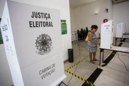 Una mujer vota durante la segunda vuelta de las elecciones presidenciales, en Río de Janeiro.