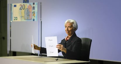 Christine Lagarde, presidenta del BCE, en el acto de firma de los primeros billetes de euro.