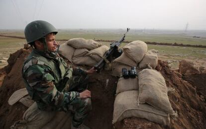 Un peshmerga kurdo a las afueras de Mosul.