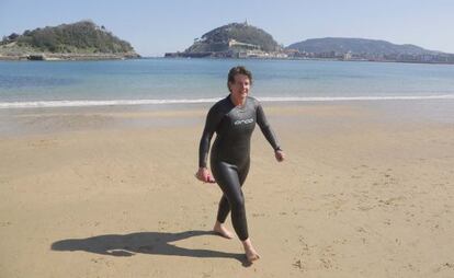 La candidata del PP a la alcaldía de San Sebastián, Miren Albistur, este lunes tras darse un baño en la playa de Ondarreta.