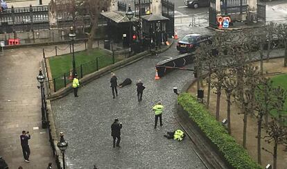 Momento en el que la policía abate al terrorista. A la derecha, el policía asesinado.