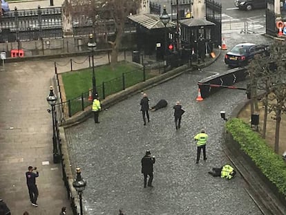 Momento en el que la policía abate al terrorista. A la derecha, el policía asesinado.