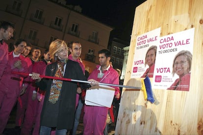 Rosa Díez optó por su propio color, derivado de su nombre, como imagen de partido. En el cartel de las elecciones de 2011 UPyD optó por un fondo blanco, característico del centro.