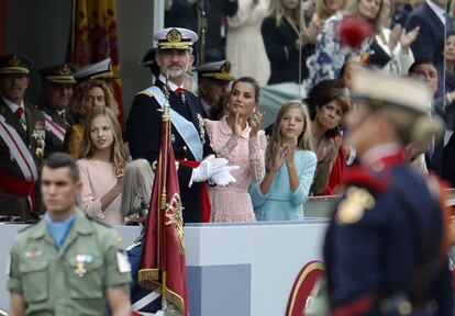 Los Reyes y sus hijas aplauden durante el desfile.