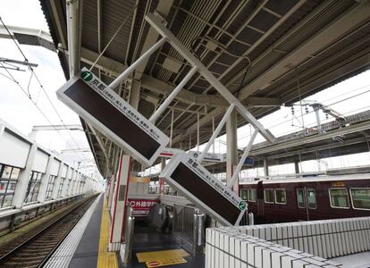 El portavoz del Ejecutivo nipón, Yoshihide Suga, ha señalado en rueda de prensa de que al menos tres personas han fallecido como consecuencia del seísmo, mientras que la cadena pública NHK habla de al menos 61 heridos, una treintena de ellos en la ciudad de Osaka. En la imagen, daños en un panel eléctrico en la estación de tren de Ibaraki-shi de la ciudad de Ibaraka, el 18 de junio de 2018.