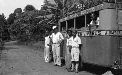 Autobús de línea a Santa Isabel, la capital de la isla de Fernando Poo, en 1933.