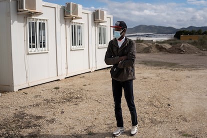 Falai Baldeh, 21 años, procedente de Gambia, en la entrada del campamento temporal instalado entre el Ayuntamiento de Níjar y varias ONG tras el desalojo del campamento de El Walili.