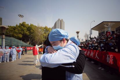 Un trabajador sanitario abraza a un miembro de un equipo de asistencia médica de la provincia de Jiangsu en una ceremonia de despedida después de ayudar en la lucha contra el coronavirus en Wuhan. Los equipos procedentes de otras zonas de China comenzaron a salir de Wuhan esta semana, después de que el número de nuevos contagios disminuyera. El 19 de marzo China no reportó nuevos casos domésticos por primera vez desde que comenzó a registrarlos en enero, pero apuntó un pico de infecciones provenientes del extranjero.