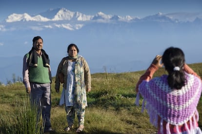 Darjeeling, histórico retiro de montaña de la élite india, ofrece una refrescante escapada de las calurosas llanuras del oeste de Bengala, entre plantaciones de uno de los tés más selectos del planeta. Y además, tiene buenas vistas al Himalaya (en la foto), incluido el macizo del Kanchenjunga, la tercera montaña más alta de la Tierra.