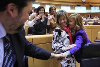 El ministro de Justicia, Francisco Caamaño, felicita a la senadora socialista Leire Pajín y a la ministra de Igualdad, Bibiana Aído.