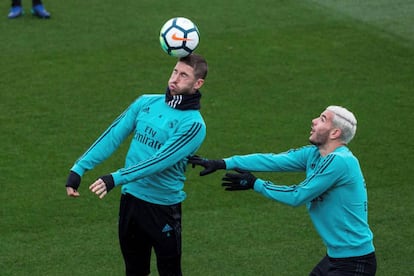 Theo (D), junto a Sergio Ramos en el entrenamiento de este sábado previo al derbi. 