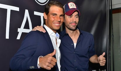 El tenista español Rafael Nadal y, a la derecha, el cantante Enrique Iglesias ayer en su restaurante Tatel en South Beach, Miami.