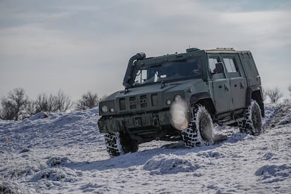 Un vehíuclo de Iveco Defence en un campo de Zaporiyia, Ucrania, en febrero de 2025.