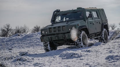 Un vehíuclo de Iveco Defence en un campo de Zaporiyia, Ucrania, en febrero de 2025.