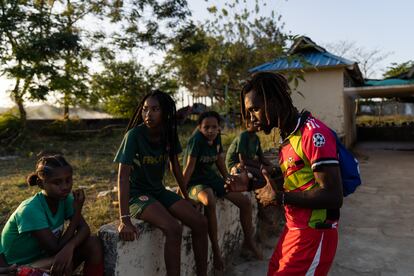 Akin Bongani, entrenador de las Panteras Prietas, habla a las jugadoras después de un partido en San Basilio de Palenque, el 1 de febrero de 2023.