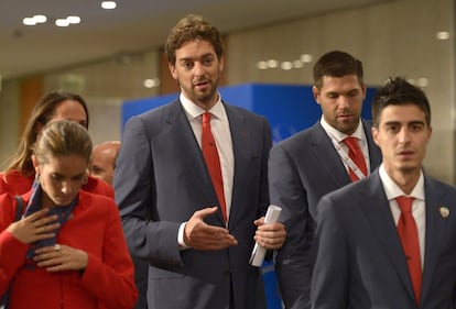 Paul Gasol, junto a Felipe Reyes y Joel Fernández.