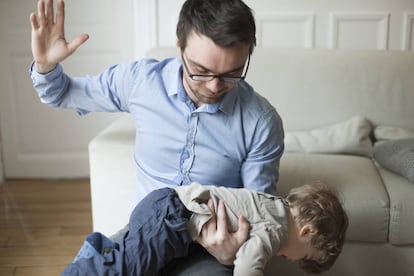 Un padre va a azotar a su hijo.