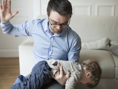 Un padre va a azotar a su hijo.