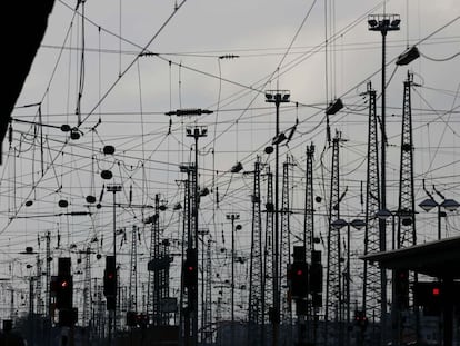 Torres de electricidad en la principal estación de trenes de Fráncfort, Alemania.