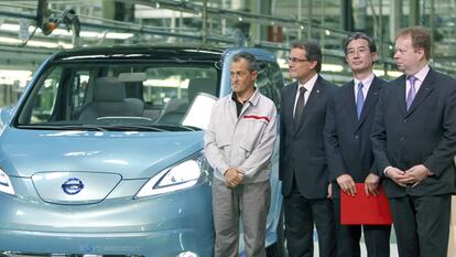 (De d a i) Andy Palmer,  Takao Katagiri, Artur Mas y un trabajador de la planta de la Zona Franca posan ante la nueva furgoneta eléctrica de Nissan