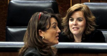 La vicepresidenta del Gobierno, Soraya S&aacute;enz de Santamar&iacute;a (derecha), y la portavoz socialista, Soraya Rodr&iacute;guez.