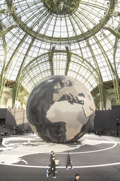 Un gigantesco globo terr&aacute;queo que rotaba sobre s&iacute; mismo recib&iacute;a a los invitados al desfile de Chanel. El mundo se un&iacute;a as&iacute; al iceberg, el bosque o la granja de Mar&iacute;a Antonieta que la firma francesa ha construido en otras ocasiones en el interior del Grand Palais en Par&iacute;s.