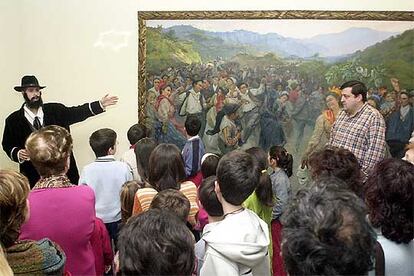 El actor que interpreta al pintor Díaz de Olano explica al público uno de sus cuadros, en el Museo de Bellas Artes alavés.