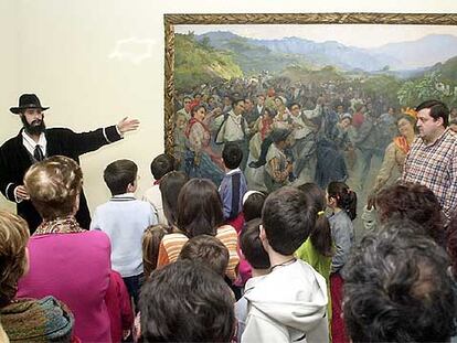 El actor que interpreta al pintor Díaz de Olano explica al público uno de sus cuadros, en el Museo de Bellas Artes alavés.