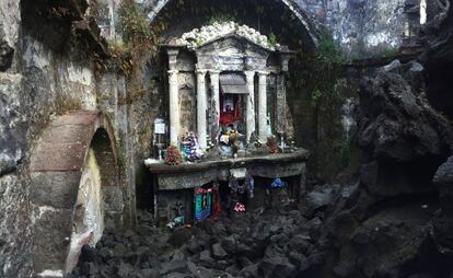 Altar principal en el interior de la iglesia del Señor de los Milagros, el único recuerdo del pueblo San Juan Parangaricutiro.