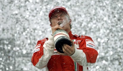 El finlandés Kimi Raikkonen es, a día de hoy, el último campeón del mundo con Ferrari. Lo logró en 2007, tras imponerse en la lucha fraticida entre Fernando Alonso y Lewis Hamilton, que por aquel entonces compartían box en McLaren, gracias a una vibrante carrera en Interlagos.