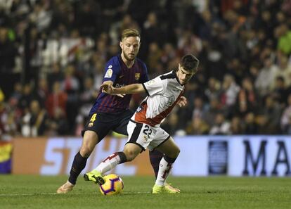 Rakitic intenta robar el balón a Pozo