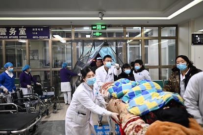 Personal sanitario atiende a un víctima del terremoto en el hospital de Minhe Hui, este martes.