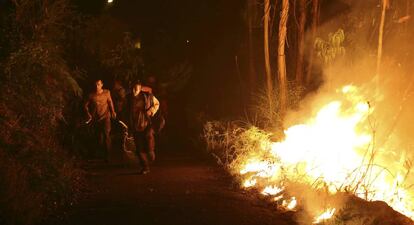 Los vecinos intentan apagar un fuego en Arbo (Pontevedra)