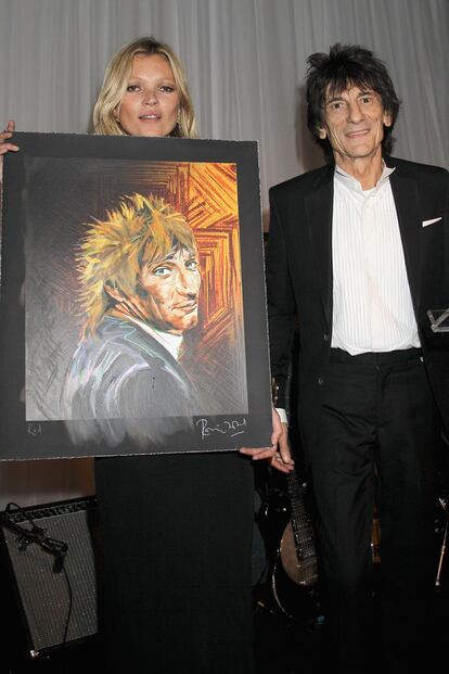 En la fiesta subastaron piezas como este extraño retrato de su compatriota Rod Stewart.