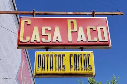 Cartel de la fábrica de patatas fritas Casa Paco en el paseo de la Estación de Jaén. 