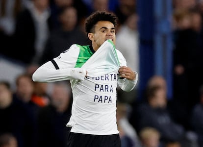 Luis Diaz aprovecha su gol al Luton para pedir la liberación de su padre secuestrado, el domingo pasado.