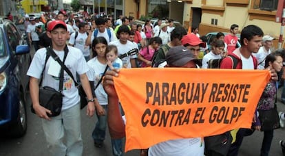 Seguidores de Lugo se manifiestan en Asunci&oacute;n el 15 de agosto.