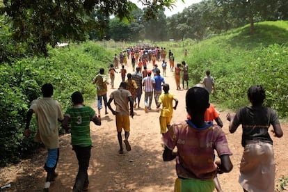 El 27 de agosto de 2015, algunos de los 163 niños liberados por la milicia antibalaka de República Centroafricana corren hacia el centro de tránsito tras la ceremonia de liberación. Los menores -entre los que había cinco chicas- recibieron atención médica y apoyo de los trabajadores sociales. Después fueron trasladados a otro centro en el que se les apoyará para volver al colegio o para recibir formación en algun oficio vocacional.