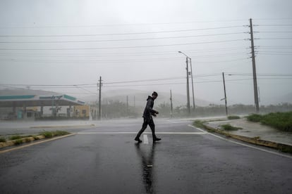 Un hombre camina entre las fuertes ráfagas de viento que trajo el ciclón a la isla, en el municipio de Ponce. 