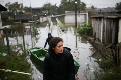Una habitante observa la zona afectada por la inundación en Porto Alegre. El temporal, que empezó al principio de la semana, se ha desplazado al norte, hacia el estado de Santa Catarina.