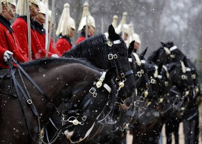 Un grupo de integrantes de la 'Household Cavalry' esperan el cambio de guardia, en Londres (Reino Unido).