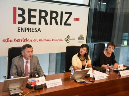 Corres, Epalza e Iturralde, de izquierda a derecha en la presentación del proyecto de ayuda a empresas.