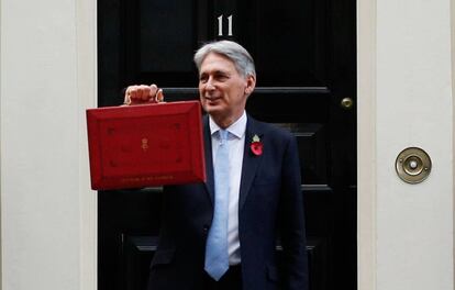 El ministro de Economía de Reino Unido, Philip Hammond, posa con los Presupuestos este lunes antes de dirigirse al Parlamento