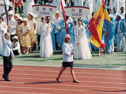 La infanta Cristina de Borbón, abanderada del equipo de España en los Juegos Olímpicos de Seúl 88, desfila durante la ceremonia de inauguración.