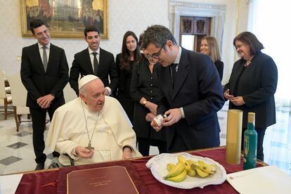 El Papa Francisco ha recibido en audiencia privada en El Vaticano este lunes al ministro español de la Presidencia, Félix Bolaños. Durante la reunión, ambos han abordado la cuestión de los abusos sexuales en la Iglesia católica y, según ha explicado Bolaños en una rueda de prensa posterior, este es un asunto que “preocupa” al Pontífice. 
