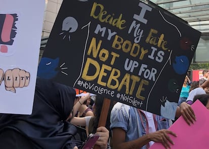 Pancarta usada el pasado 8M, Día de la Mujer, en Kuala Lumpur (Malasia) con el mensaje: "Yo decido mi destino. Mi cuerpo no está preparado para el debate".