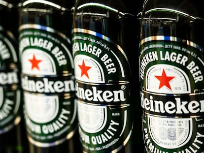 Botellas de cervezas Heineken.